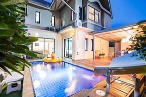 Natcha Pool Villa by Warin