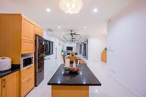 Natcha Pool Villa by Warin