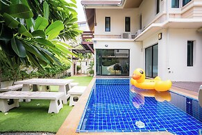 Natcha Pool Villa by Warin