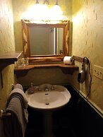 All Season's Groveland Inn