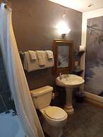 All Season's Groveland Inn