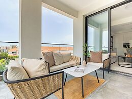 Sanders Evolution 2 Nice 2 Bdr Apt With Balcony