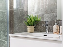 Sanders Evolution 2 Nice 2 Bdr Apt With Balcony