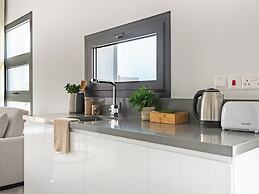Sanders Evolution 2 - Cozy 2 Bedroom Apartment With Balcony