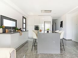 Sanders Evolution 2 - Cozy 2 Bedroom Apartment With Balcony