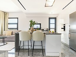 Sanders Evolution 2 - 2 Bedroom Apartment With Private Rooftop and Jac