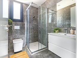 Sanders Evolution 2 - 2 Bedroom Apartment With Private Rooftop and Jac