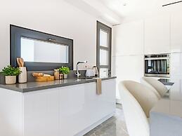 Sanders Evolution 2 - 2 Bedroom Apartment With Private Rooftop and Jac