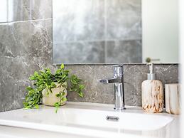 Sanders Evolution 2 - 2 Bedroom Apartment With Private Rooftop and Jac