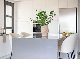 Sanders Evolution 2 - 2 Bedroom Apartment With Private Rooftop and Jac