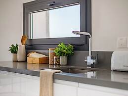 Sanders Evolution 2 - 2 Bedroom Apartment With Private Rooftop and Jac