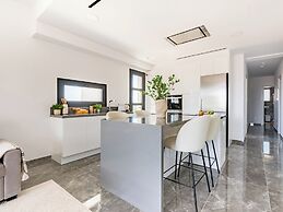 Sanders Evolution 2 - 2 Bedroom Apartment With Private Rooftop and Jac