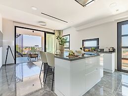 Sanders Evolution 2 - 2 Bedroom Apartment With Private Rooftop and Jac