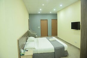 CATE HOUSE AND APARTMENT