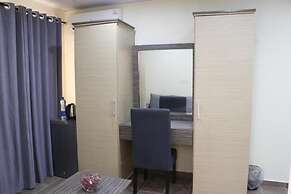 CATE HOUSE AND APARTMENT