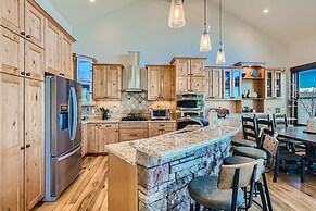 Slopeview Sanctuary 4 Bedroom Home by RedAwning