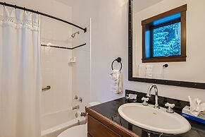 Slopeview Sanctuary 4 Bedroom Home by RedAwning