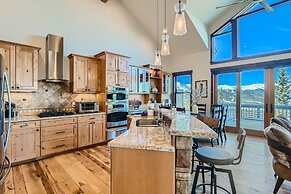 Slopeview Sanctuary 4 Bedroom Home by RedAwning