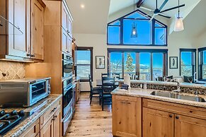 Slopeview Sanctuary 4 Bedroom Home by RedAwning