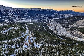 Slopeview Sanctuary 4 Bedroom Home by RedAwning