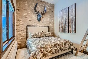 Slopeview Sanctuary 4 Bedroom Home by RedAwning