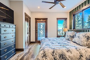 Slopeview Sanctuary 4 Bedroom Home by RedAwning