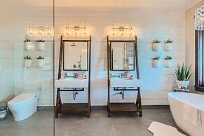 Slopeview Sanctuary 4 Bedroom Home by RedAwning