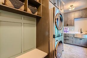 Slopeview Sanctuary 4 Bedroom Home by RedAwning