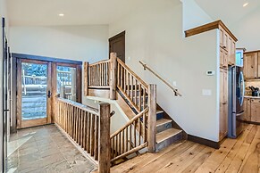 Slopeview Sanctuary 4 Bedroom Home by RedAwning