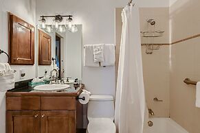 Slopeview Sanctuary 4 Bedroom Home by RedAwning