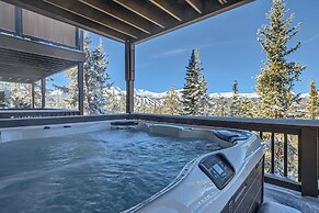 Slopeview Sanctuary 4 Bedroom Home by RedAwning