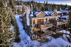 Slopeview Sanctuary 4 Bedroom Home by RedAwning