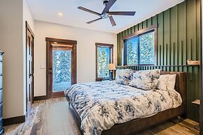 Slopeview Sanctuary 4 Bedroom Home by RedAwning