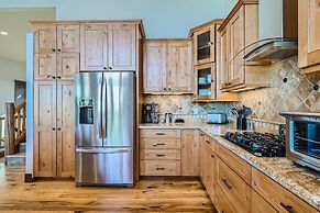 Slopeview Sanctuary 4 Bedroom Home by RedAwning