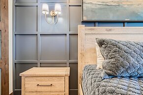 Slopeview Sanctuary 4 Bedroom Home by RedAwning