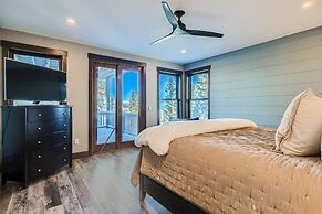 Slopeview Sanctuary 4 Bedroom Home by RedAwning