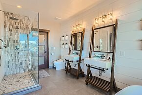 Slopeview Sanctuary 4 Bedroom Home by RedAwning