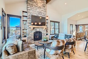 Slopeview Sanctuary 4 Bedroom Home by RedAwning