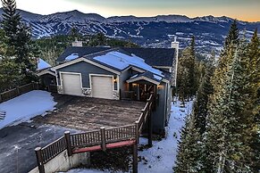 Slopeview Sanctuary 4 Bedroom Home by RedAwning