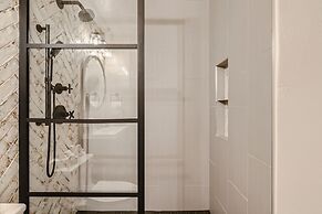 Slopeview Sanctuary 4 Bedroom Home by RedAwning