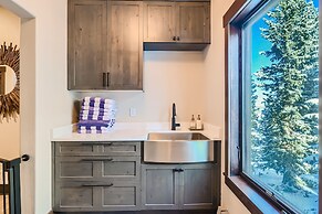 Slopeview Sanctuary 4 Bedroom Home by RedAwning