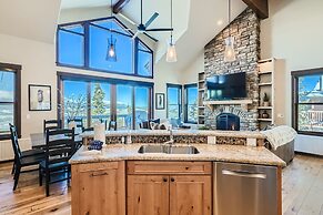 Slopeview Sanctuary 4 Bedroom Home by RedAwning