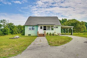 Charming Gardiner Home w/ Yard & Sunroom