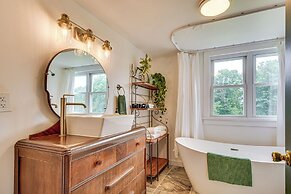 Charming Gardiner Home w/ Yard & Sunroom