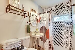 Charming Gardiner Home w/ Yard & Sunroom