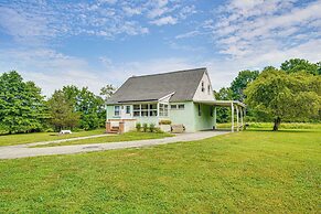 Charming Gardiner Home w/ Yard & Sunroom