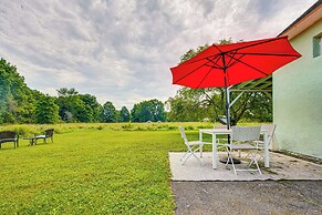 Charming Gardiner Home w/ Yard & Sunroom