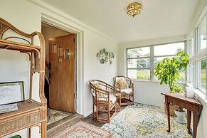 Charming Gardiner Home w/ Yard & Sunroom