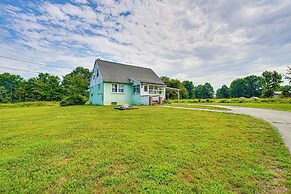 Charming Gardiner Home w/ Yard & Sunroom