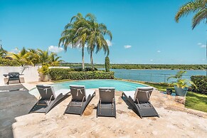 Luxe Retreat With Lake View in Casa de Campo